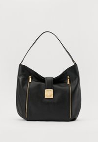 Sac à bandoulière en cuir noir à la texture lisse, avec quincaillerie dorée et un fermoir central. Il dispose de deux poches latérales zippées et d'une forme incurvée.