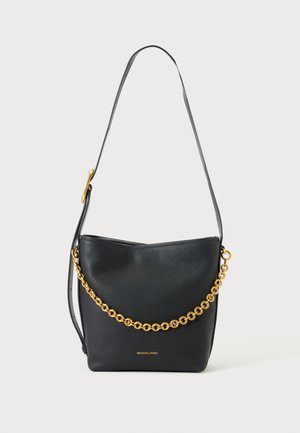 Borsa a tracolla in pelle nera con tracolla larga e catena dorata decorativa, con piccolo logo dorato sul davanti.
