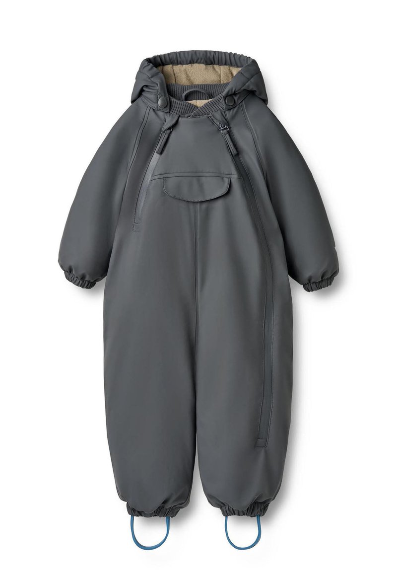 Sivý nepremokavý overal na sneh s kapucňou, elastickými manžetami, predným vreckom a modrými slučkami pri členkoch na upevnenie obuvi. Mäkká vnútorná podšívka.