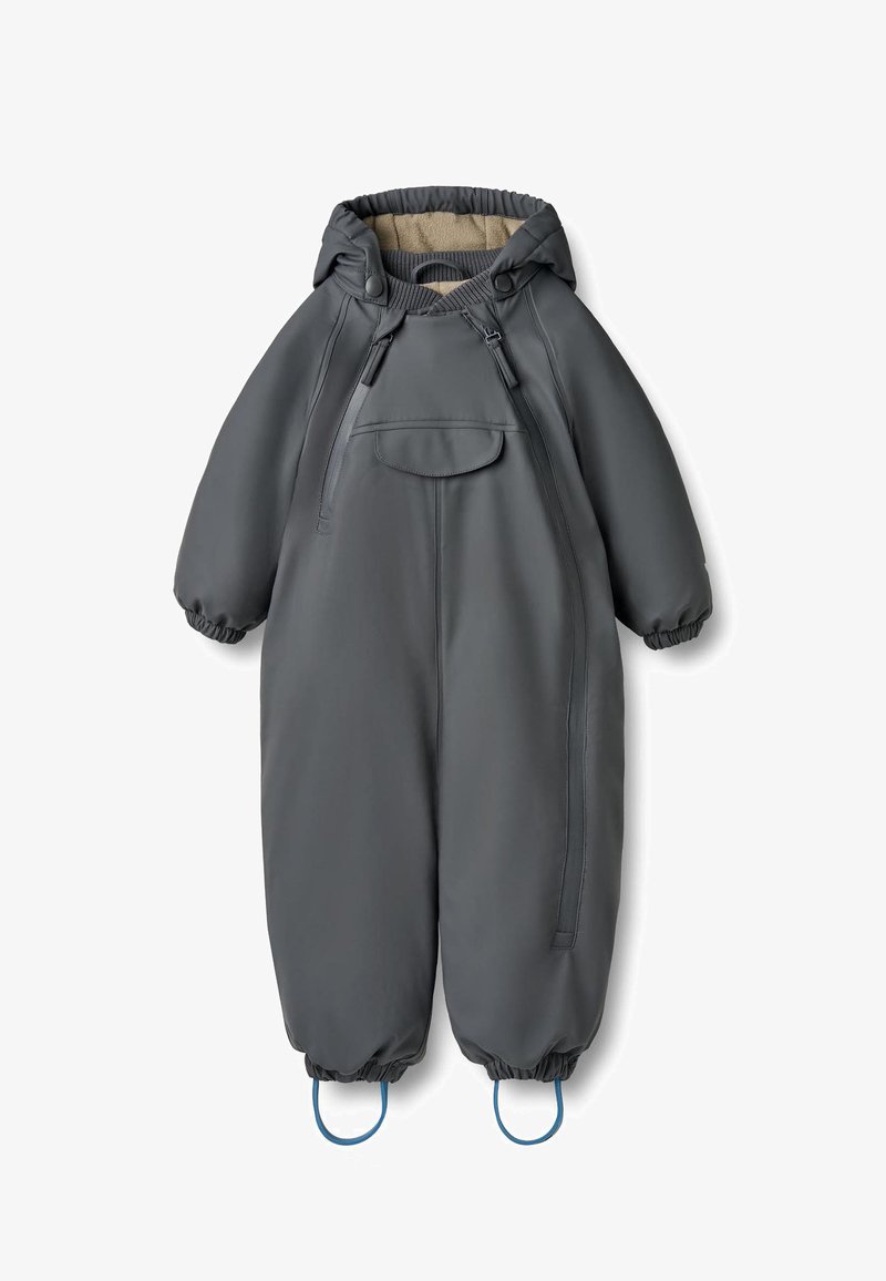 Sivý nepremokavý overal na sneh s kapucňou, elastickými manžetami, predným vreckom a modrými slučkami pri členkoch na upevnenie obuvi. Mäkká vnútorná podšívka.