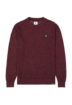 Suéter de punto burdeos con cuello redondo, puños y dobladillo acanalados. Presenta una pequeña etiqueta de marca azul oscuro en el área del pecho izquierdo.