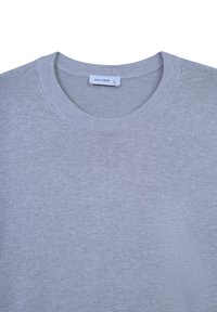 Maglione grigio con scollo tondo, realizzato in un morbido tessuto a maglia fine. Presenta un'etichetta con il nome del marchio "CALLIOPE" e la taglia "L."