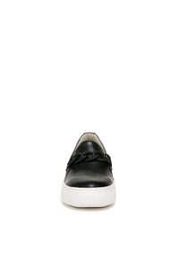 Sneaker nera in pelle slip-on con finitura testurizzata, caratterizzata da un accento in catena nera sulla parte superiore e una suola in gomma bianca con scanalature.