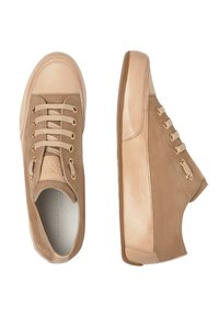 Sneaker in pelle tan con dettagli in camoscio, caratterizzati da una punta arrotondata, occhielli dorati e una suola imbottita. I lacci passano attraverso gli occhielli.