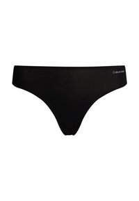 Czarny thong Calvin Klein, wykonany z gładkiego materiału z miękkim, szerokim pasem. Posiada subtelny, teksturowany wzór i logo z boku.