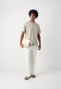 Lindbergh O NECK TEE OVERSIZE - Tricou basic - light khaki