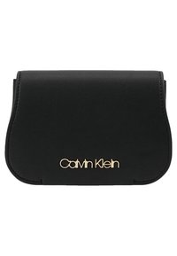 Sort pung i kunstlæder med en buet klap og guld "Calvin Klein" logo. Tekstureret overflade uden synlige mønstre eller hardware.