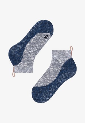 Calcetines tobilleros grises y marinos con suelas de goma texturizada para mayor agarre, presentando un diseño de punto y una lengüeta para facilitar el uso.