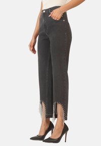 Apart MIT KRISTALLSTEINEN - Vaqueros slim fit - schwarz