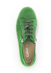 Groene suède sneakers met een ronde neus, bijpassende veters, twee zijritsen en een witte rubberen zool. Voorzien van een zachte binnenvoering.
