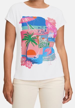 T-shirt blanc à manches courtes avec un graphisme coloré sur le thème des voyages, incluant des palmiers, le soleil et le mot "ROME". Matériau en coton doux.