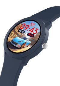 Montre intelligente numérique avec un boîtier et un bracelet en marine, dotée d'un affichage animé coloré montrant une voiture bleue, l'heure, la date et le rythme cardiaque.