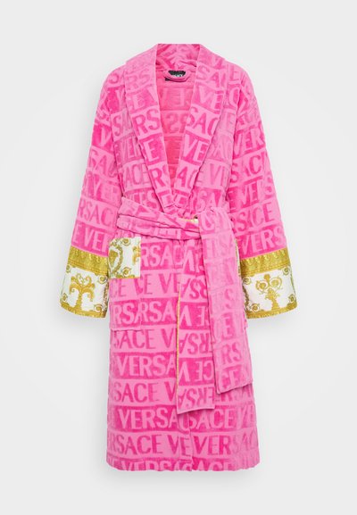 Ružový froté župan s textúrovaným vzorom a značkovým označením "VERSACE". Zlato akcentované manžety s ozdobným detailom. Uväzovací pás.
