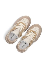 Beige en crèmekleurige sneakers met geperforeerde details, textuur-suède accenten, platte veters en een witte rubberen zool. Merknnaam "PINOCCHI" zichtbaar van binnen.