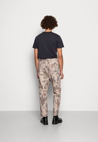 Carhartt WIP FLINT PANT - Calças - camo tide thyme stone washed