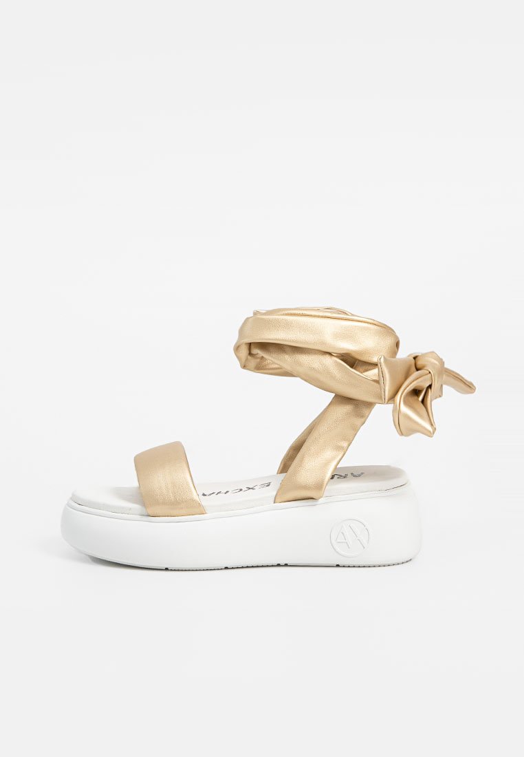 Armani Exchange Sandalen met sleehak goudkleurig