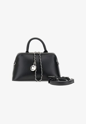 Musta nahkainen käsilaukku pyöreällä yläkahvalla, hopeanvärisellä ketjukiinnityksellä ja irrotettavalla olkahihnalla, joka on kääritynä sen viereen.