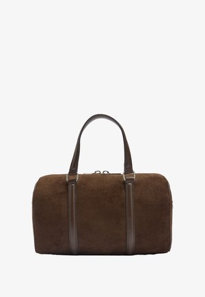 Brązowa torba podróżna z zamszu z ciemnymi skórzanymi paskami, cylindryczny kształt i srebrne akcenty. Posiada zamek błyskawiczny i minimalistyczny design.