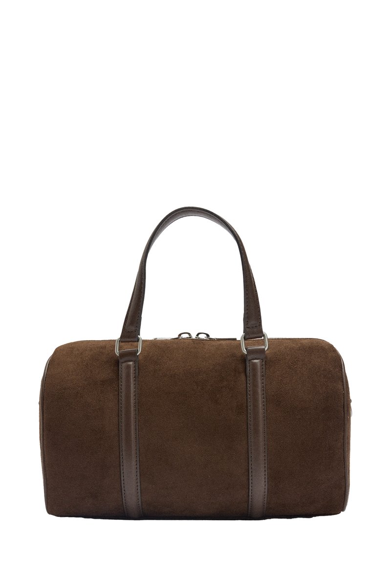 Brązowa torba podróżna z zamszu z ciemnymi skórzanymi paskami, cylindryczny kształt i srebrne akcenty. Posiada zamek błyskawiczny i minimalistyczny design.