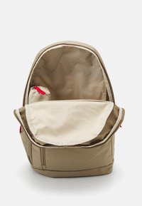 Nike Sportswear SET UNISEX - Penar - khaki/sanddrift/university red