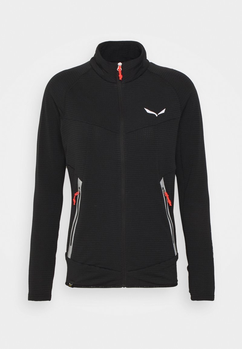 Svart zip-up jacka med hög krage, texturerat tyg, vit logotyp på bröstet och grå fickor accentuerade av röda dragkedjor.