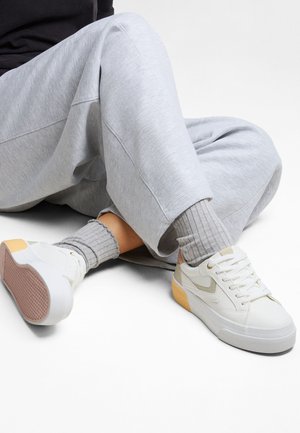 Bershka Baskets basses - white