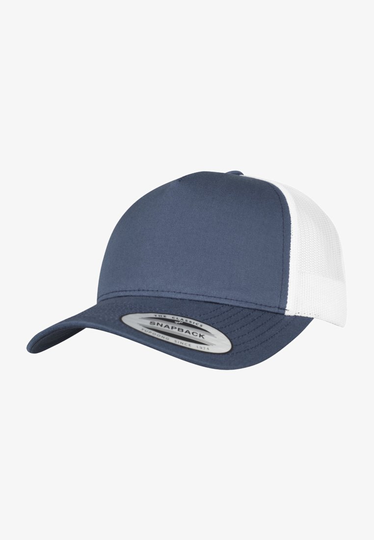 Căciulă snapback de culoare bleumarin cu o pană frontală solidă și spate din plasă albă. Dispune de o margine curbată și o etichetă ovală de marcă pe față.