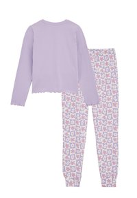 Dvojdielna pyžamová súprava, ktorá obsahuje lila dlhý rukáv s vlnitým lemom a vzorované nohavice svetlofialovej farby s kvetinovými motívmi.