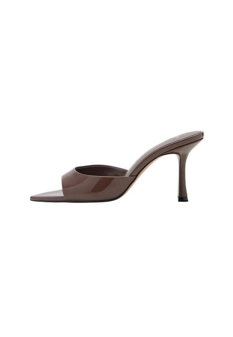 Mules de charol marrón de punta abierta con una strap ancha y curvada y un tacón alto y delgado, presentando un diseño de punta cuadrada plana.