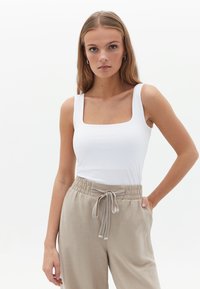OXXO MIT ECKIGEM AUSSCHNITT - Top - white
