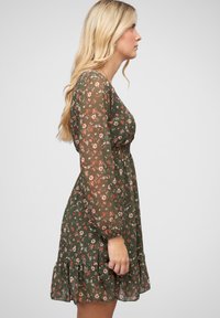 Cloud 5ive V-NECK MIT TAILLENGUMMIZUG - Rochie de zi - green