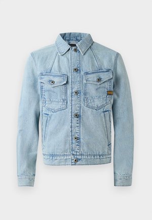 Lyseblå denimjakke med krave, to forlommer, knaplukning og syede detaljer på skuldrene og kanten.