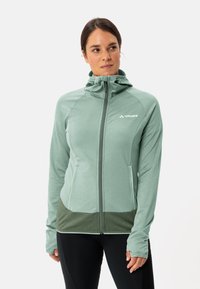 Giacca zip-up verde menta con design aderente, tessuto testurizzato, cappuccio e accenti verde scuro all'orlo, con logo sul petto.