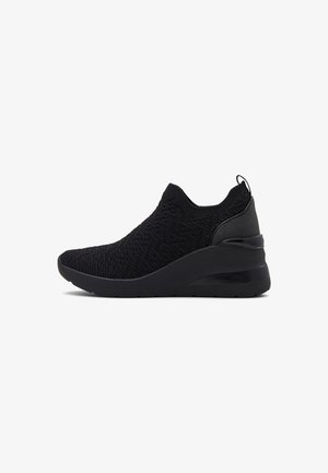 Czarne sneakersy typu slip-on z teksturowaną cholewką z dzianiny, podwyższoną piętą, pętelką z tyłu oraz grubą podeszwą zaprojektowaną dla komfortu i wsparcia.