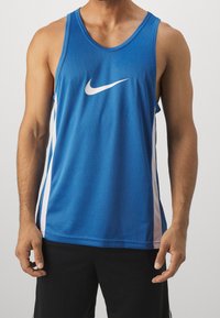 Blauw Nike tanktop met een mesh textuur, wit logo op de borst en witte zijaccenten. Klassiek mouwloos sportief ontwerp.