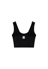 Czarny prążkowany crop top z szerokimi ramiączkami, kwadratowym dekoltem oraz prostokątnym detalem z logo na środku przodu. Miękki, elastyczny materiał.