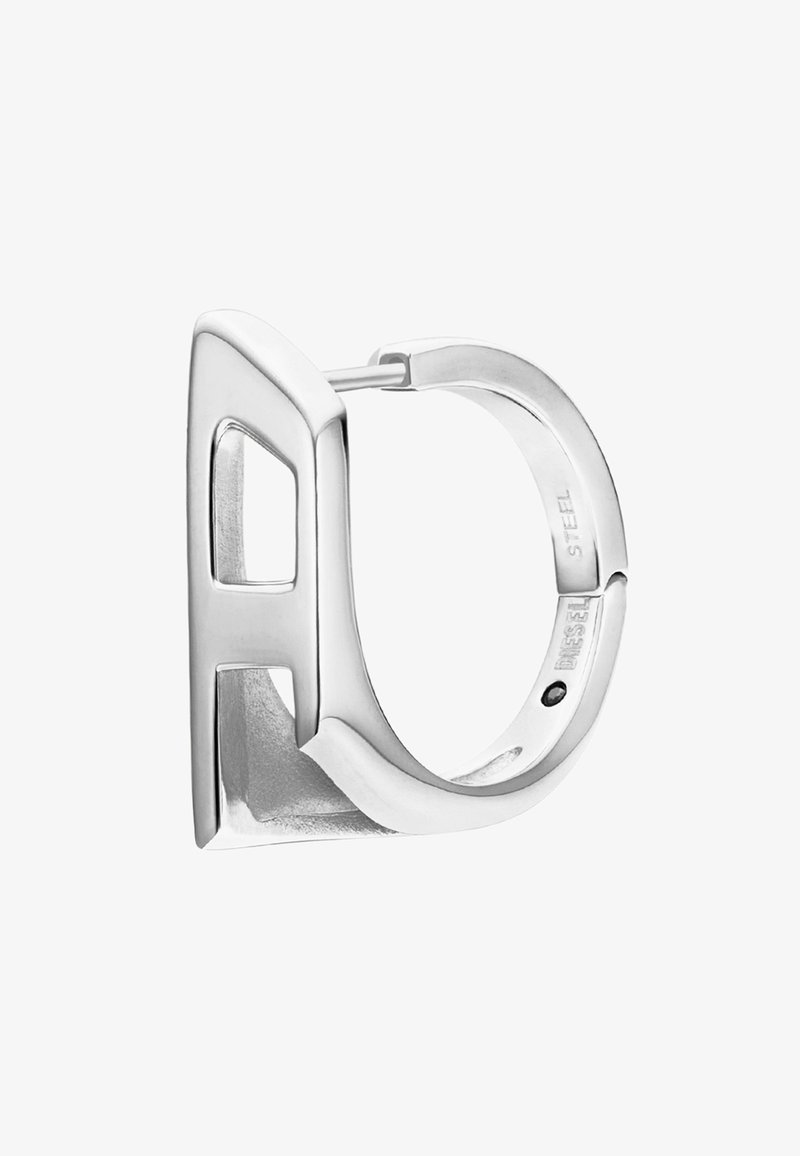 Boucle d'oreille en acier inoxydable argenté, arborant un design géométrique avec une forme découpée en "A" et une texture lisse. Fermeture à charnière pour un port facile.