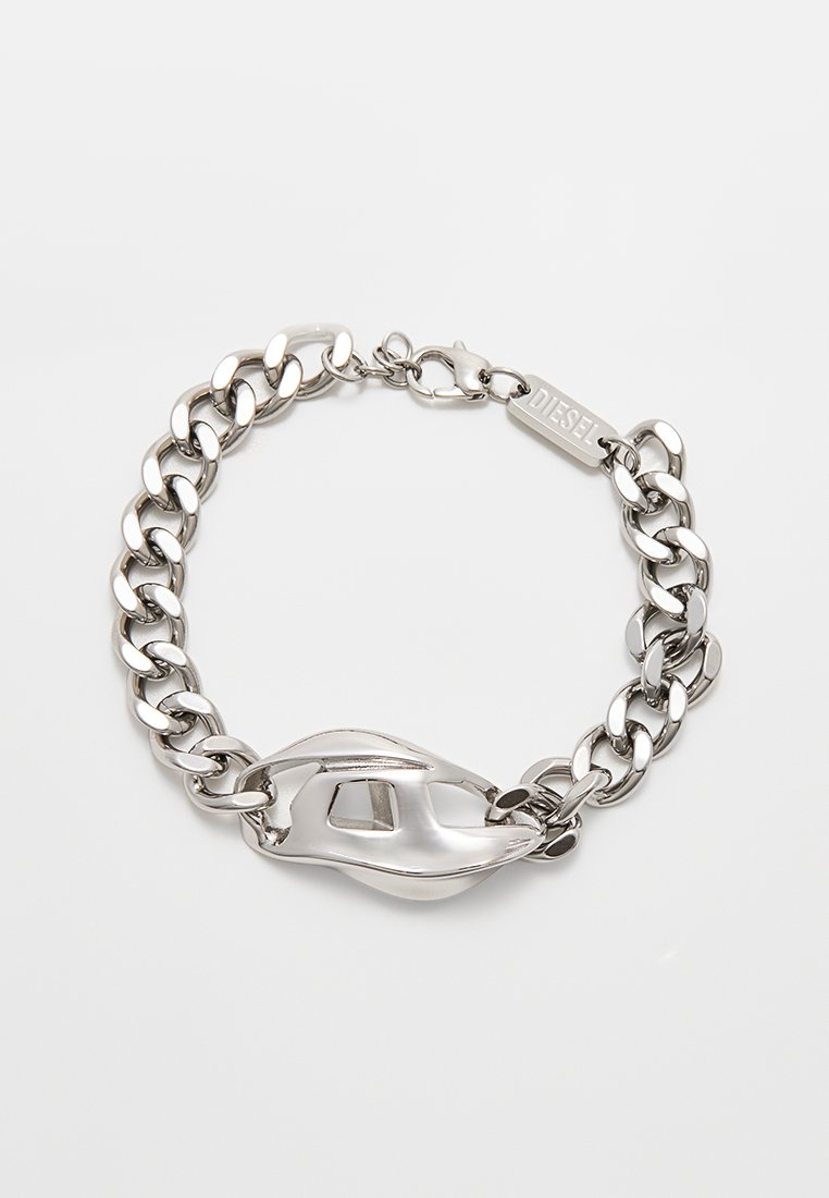 Silbernes Metallarmband mit dicken, ineinandergreifenden Kettengliedern und einem einzigartigen Verschlussdesign, versehen mit einem kleinen Markenanhänger. Glatte, polierte Oberfläche.