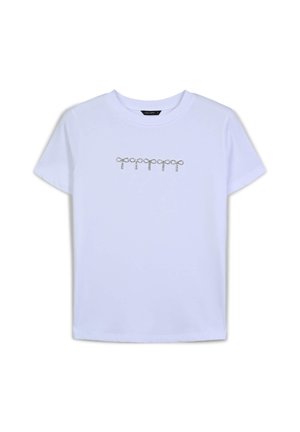 T-shirt en coton blanc avec un col rond et des manches courtes, présentant un design de clé métallique décoratif sur la poitrine.