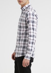 Wit en marineblauwe geruite overhemden met bordeaux accenten, lange mouwen en een klassieke kraag. Gemaakt van ademend materiaal.