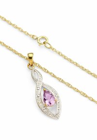 Guld kæde med en dråbeformet pink ædelsten i en sølv- og guldvedhæng med indviklede detaljer.