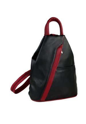 Sac à dos en cuir noir avec des accents rouges, doté d'une forme structurée, d'une poignée supérieure, de bretelles réglables et d'une poche latérale.