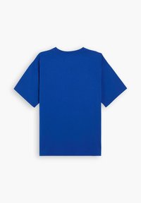 Camiseta de algodón azul con mangas cortas, cuello redondo y un diseño de color sólido. Textura suave, corte estándar y sin patrones visibles.