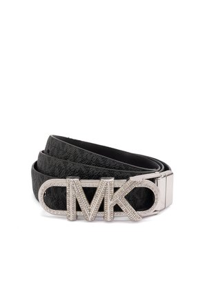 Czarny pasek o fakturowanej powierzchni, zwinięty, z klamrą w srebrnym odcieniu, ozdobioną wypukłymi literami "MK" wysadzanymi kryształkami.