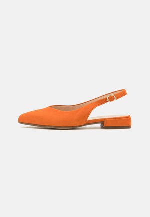 Chaussure plate à bride arrière en daim orange, avec bout pointu, petit talon bloc et bride à boucle dorée sur fond blanc.