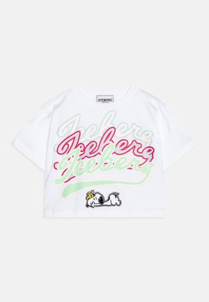 Biały krótki t-shirt z wielokolorowym napisem "Iceberg" oraz małą ilustracją Snoopy leżącego, noszącego żółtą koronę.