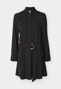 Abito camicia nero a maniche lunghe con colletto, tasche frontali, bottone in metallo e una cintura in tessuto con fibbia argentata in vita.