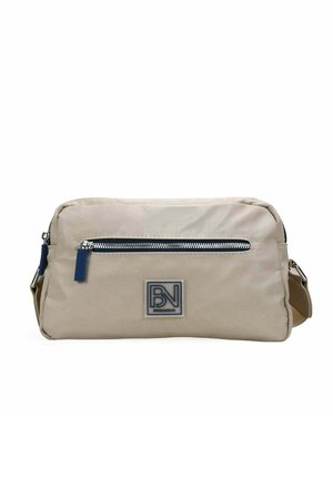 Bolso cruzado rectangular de nailon beige con bolsillo frontal con cremallera, correa ajustable y parche negro con el logo "PN BOGANOVA" centrado en el frente.