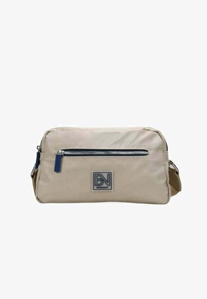 Bolso cruzado rectangular de nailon beige con bolsillo frontal con cremallera, correa ajustable y parche negro con el logo "PN BOGANOVA" centrado en el frente.
