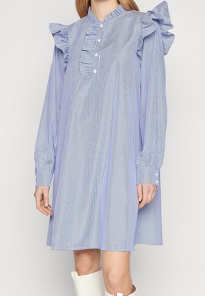 Lichtblauwe jurk met lange mouwen en dunne witte strepen, met gerimpelde schouders en kraag, knoopmanchetten en een knoopsluiting aan de voorkant.